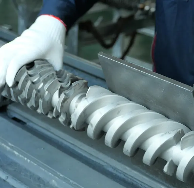 Għaliex il-linji suwed jidhru ripetutament fl-estrużur? Dan l-artikolu jgħallem kif tiddetermina malajr jekk hijiex ikkawżata minn problema bil-kanna jew bil-kamin.